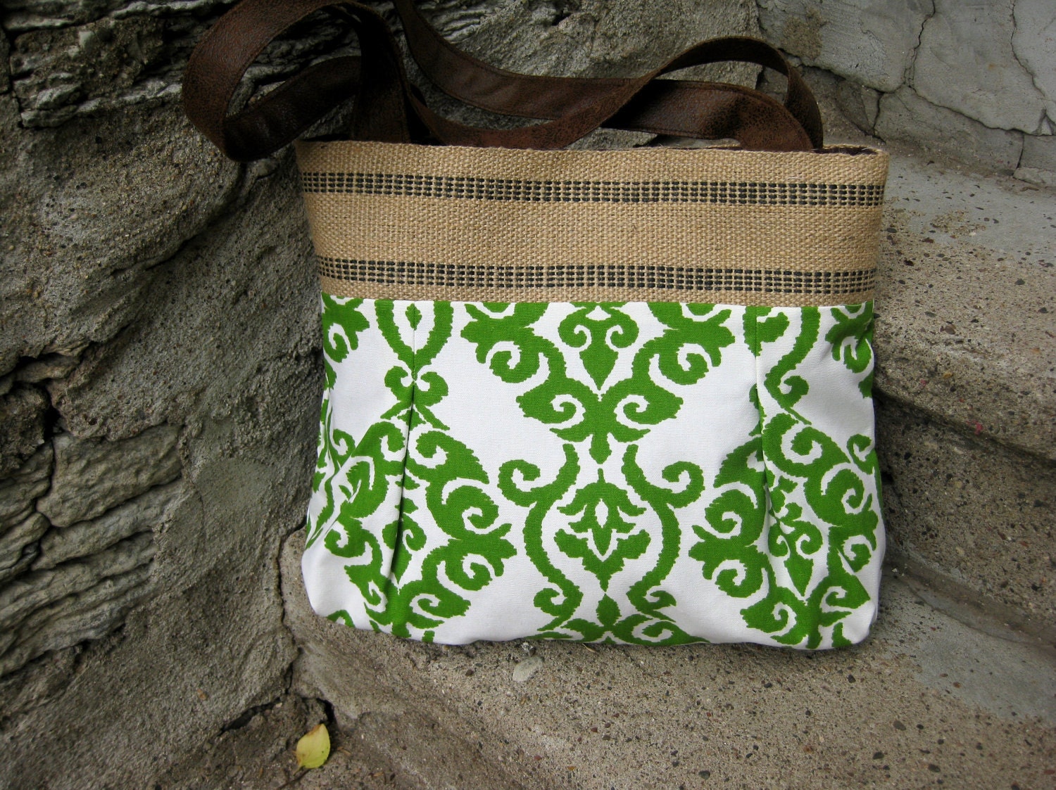 Kelly likes green.  Handbag