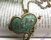 Pretty retro copper can open photo box green heart necklace pendant vintage style