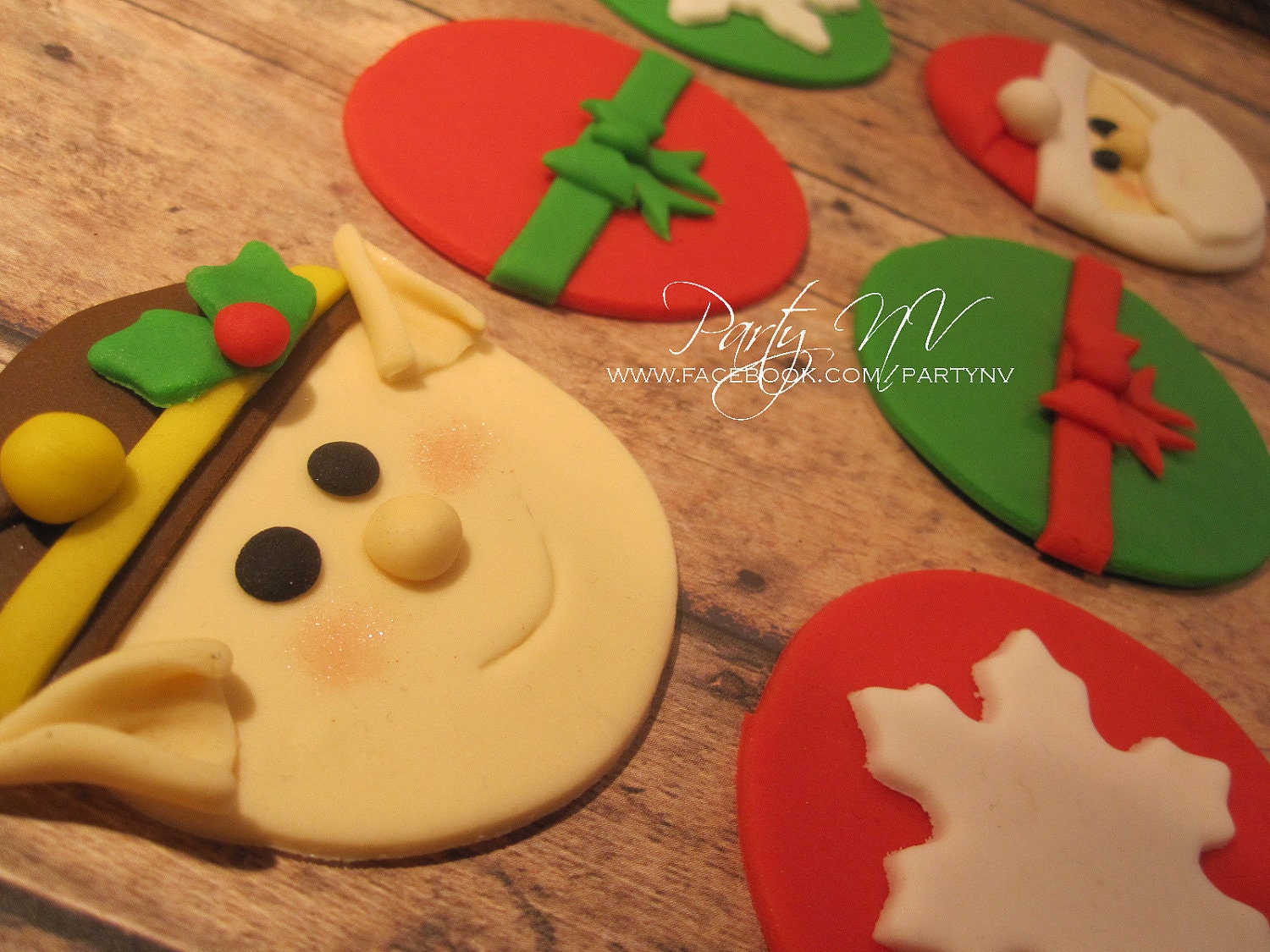 EDIBLE (Fondant Cupcake/Cookie Toppers) - Santa & His Elf Il_570xn