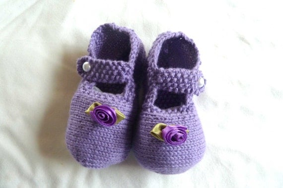 Mary Jane Purple / Lilac Baby Shoes with purple ribbon flower embelishment, hand knitted by scunjeebabe