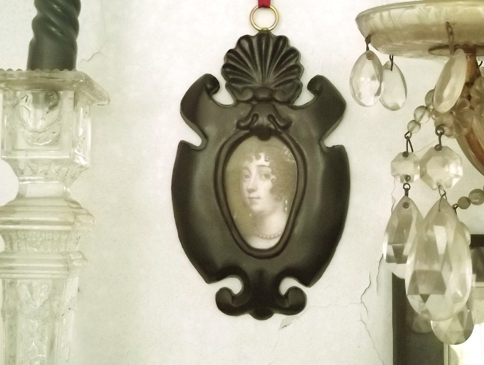 small oval frame with shell , black photo frame, small frame, small black frame. f9