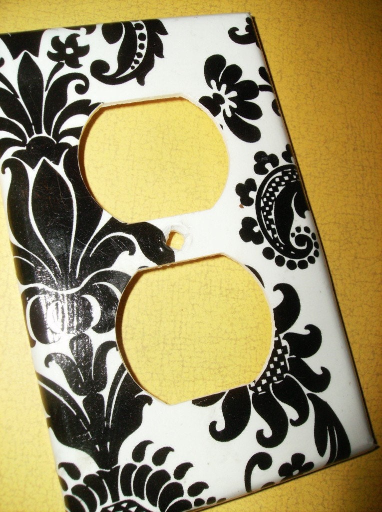 Black and White Damask Outlet Plate
