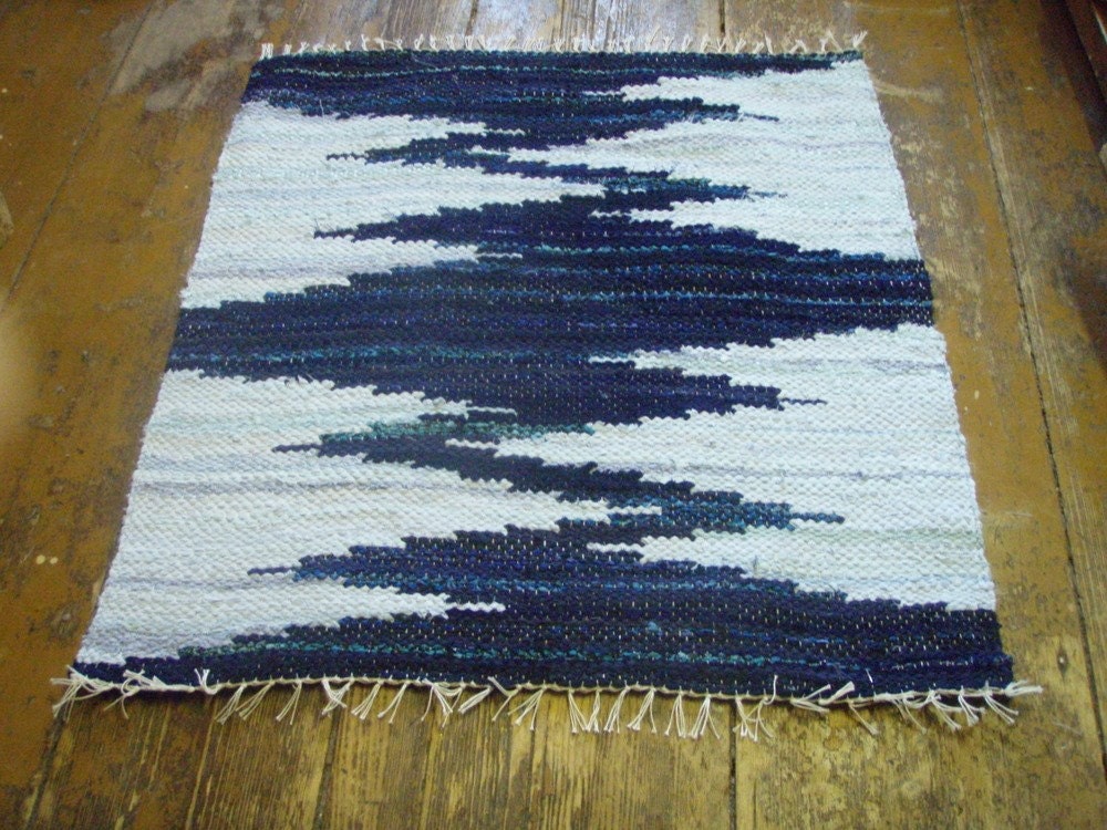 Hand woven rag rug - 2.7' x 2.9' ,,Dark blue, light blue, zigzag''