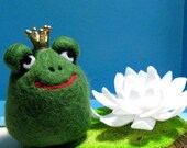 Kiss me - Wool Felted Frog-Lily Pad