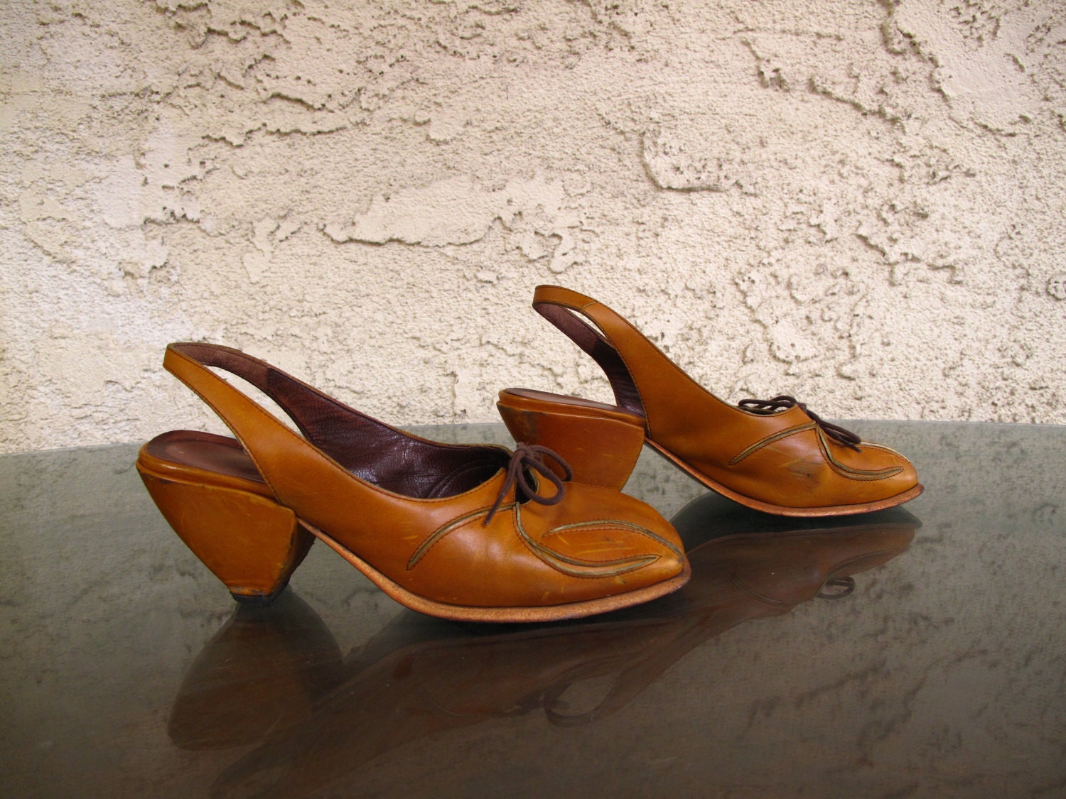 UNIQUE vintage MuSTaRD & GoLD TRIANGLE shoes 5.5 / 6