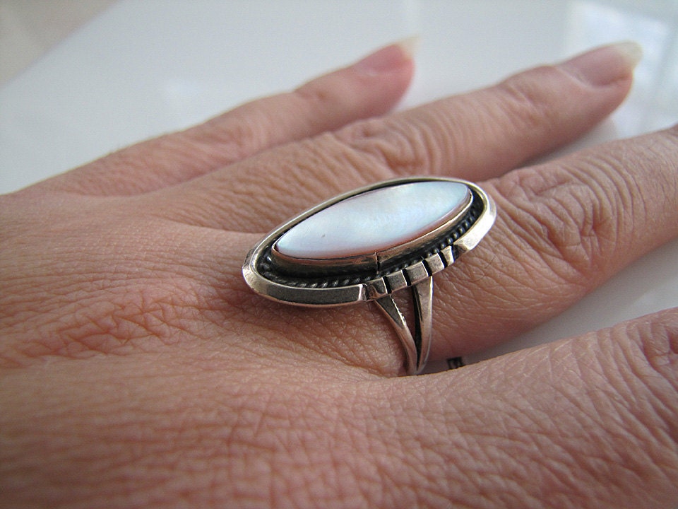 Sterling silver Mother of Pearl Navajo Ring Size 6.5 (Beautiful Oval ring)
