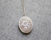 Vintage style Floral pattern oval Locket - S2065