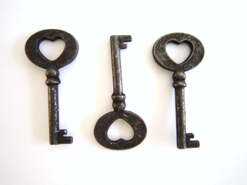 Heart Skeleton Key - 3 skeleton keys- small skeleton key with heart shabby chic wedding decor wedding favors scrapbook jewelry