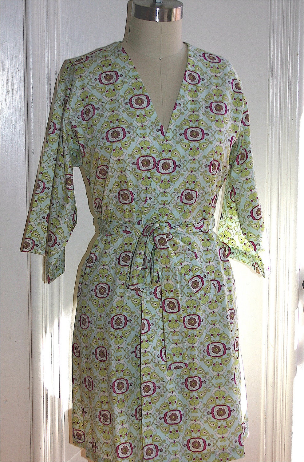 Plus Size Womens Robe. Dressing Gown. Wrap. Knee Length. Tres Chic.