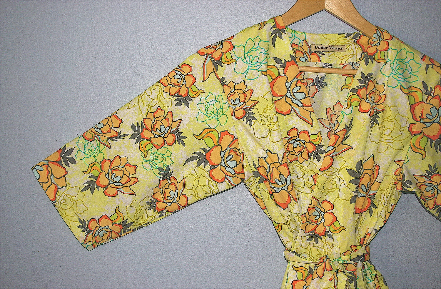 Womens Kimono Robe. Bathrobe. Robe. Cover Up.  Bridesmaid Gift Robe. Suzannes Garden.  Knee Length.