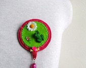 OOAK kitsch round felt brooch ft. frog, and daisy - green and pink - free shipping