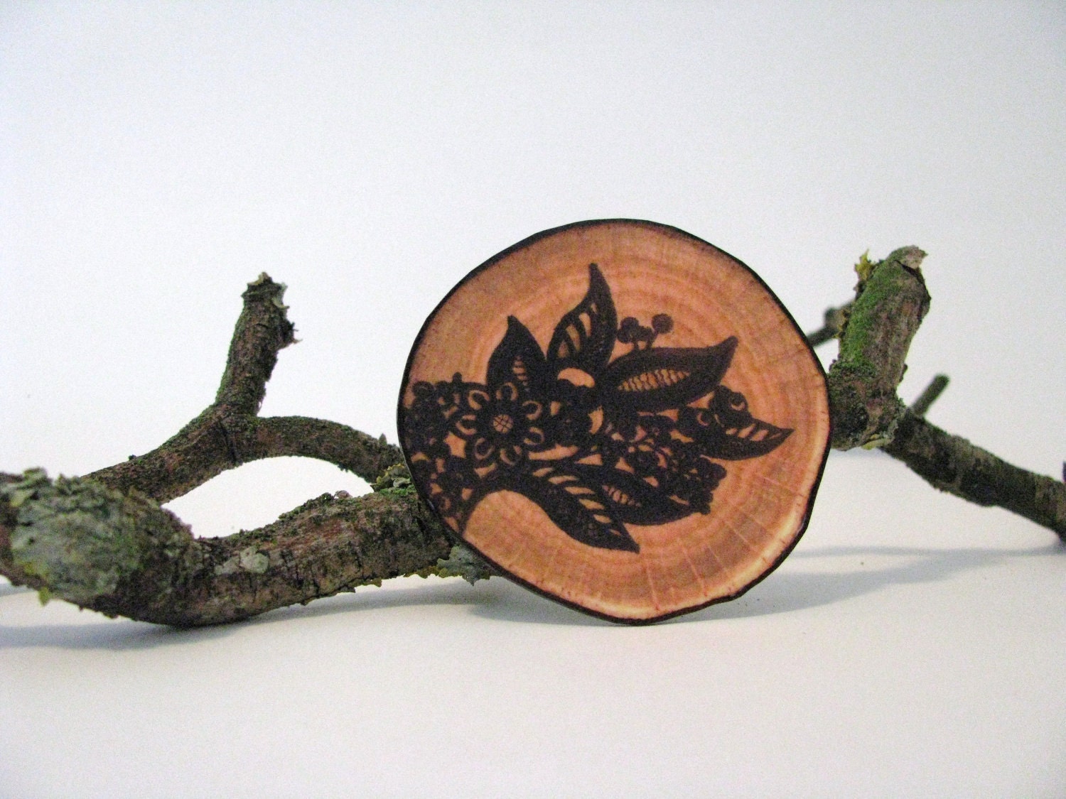fake woodslice and black lace print brooch - free shipping - faux bois - free shipping