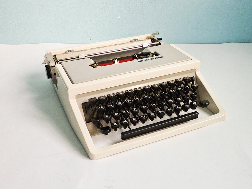 Vintage Olivetti Dora Lettera 31 Manual Typewriter Bicolor White 60s