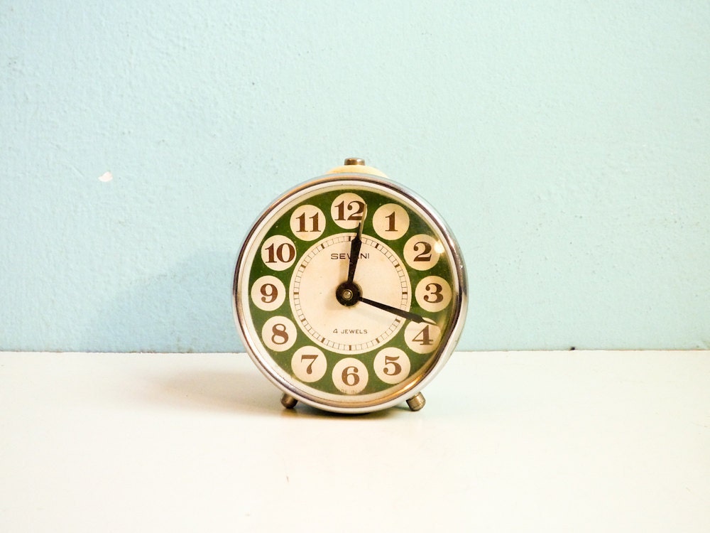Vintage mechanical alarm clock white green working