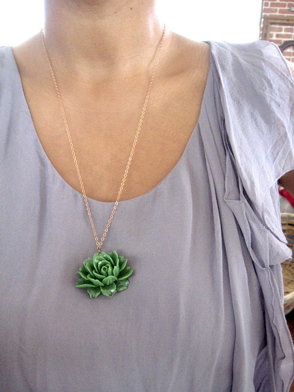 Victoria - Green Rose Necklace - Vintage Style - Natural brass chain 26" long