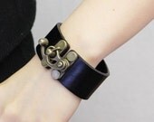 Antique Style Catch Ornament Leather Bracelet(Black)