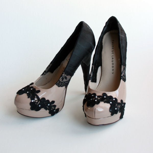 High heels with black lace and ribbon