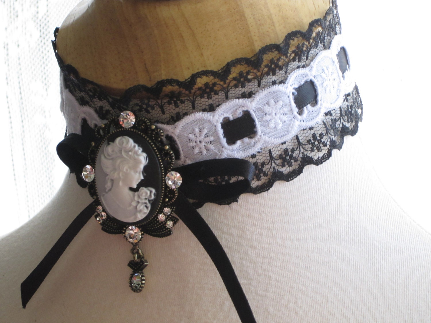 Edwardian Lace Choker. Victorian Black&white Lady cameo collar necklace. Fabric jewelry. Avant garde/steampunk/goth/Vintage style.