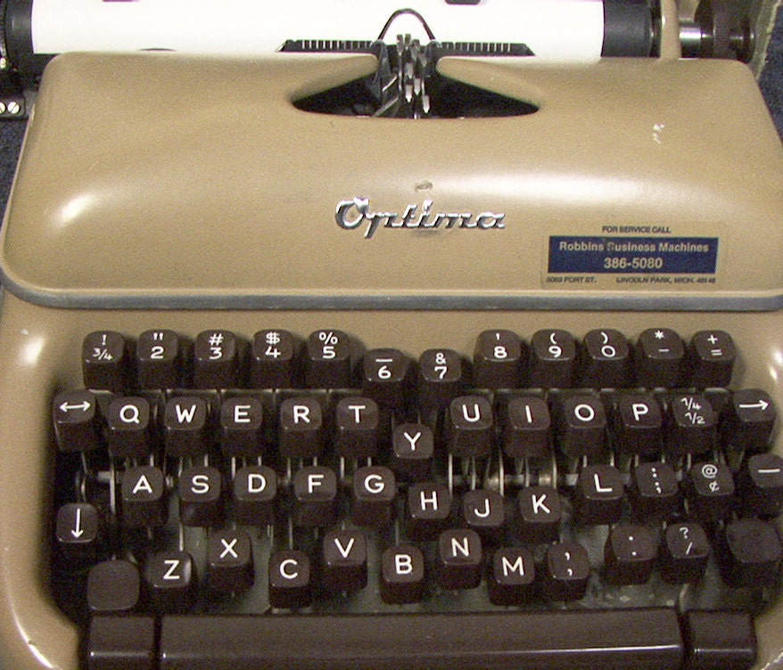 Vintage Optima manual portable typewriter 1950s - VintageCostumes Vintage Optima manual portable typewriter 1950s - VintageCostumes