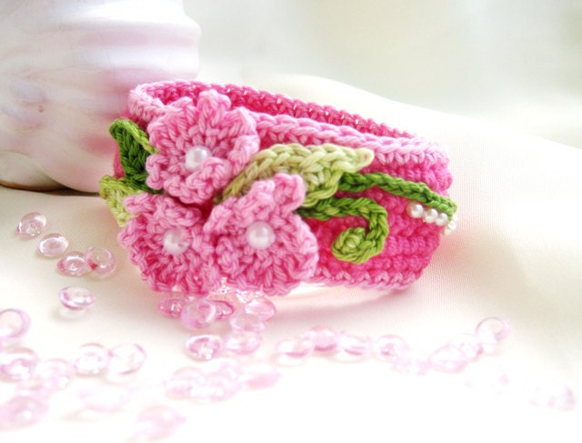 Crocheted bracelet for children in cyclamen with pink flowers