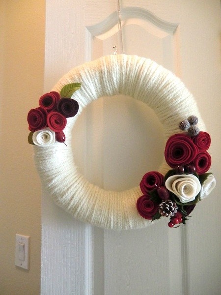 Classic Christmas Yarn Wreath -- Red Felt Roses Door Hanging 14 in