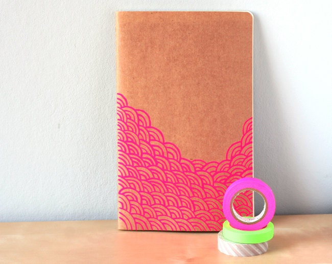 Carnet Vagues rose fluo - Moleskine peint à la main motif de vagues - Cahier Vagues rose fluo - Neon - Journal A5/B5