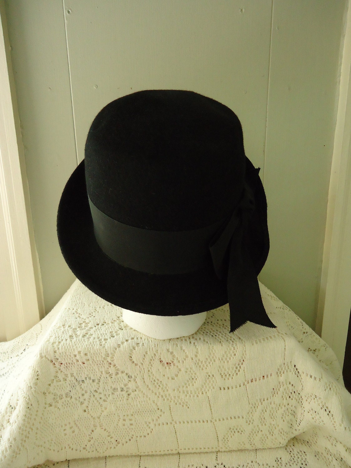 1950s cloche / 50s black wool cloche / Ritz Henry Pollak New York cloche