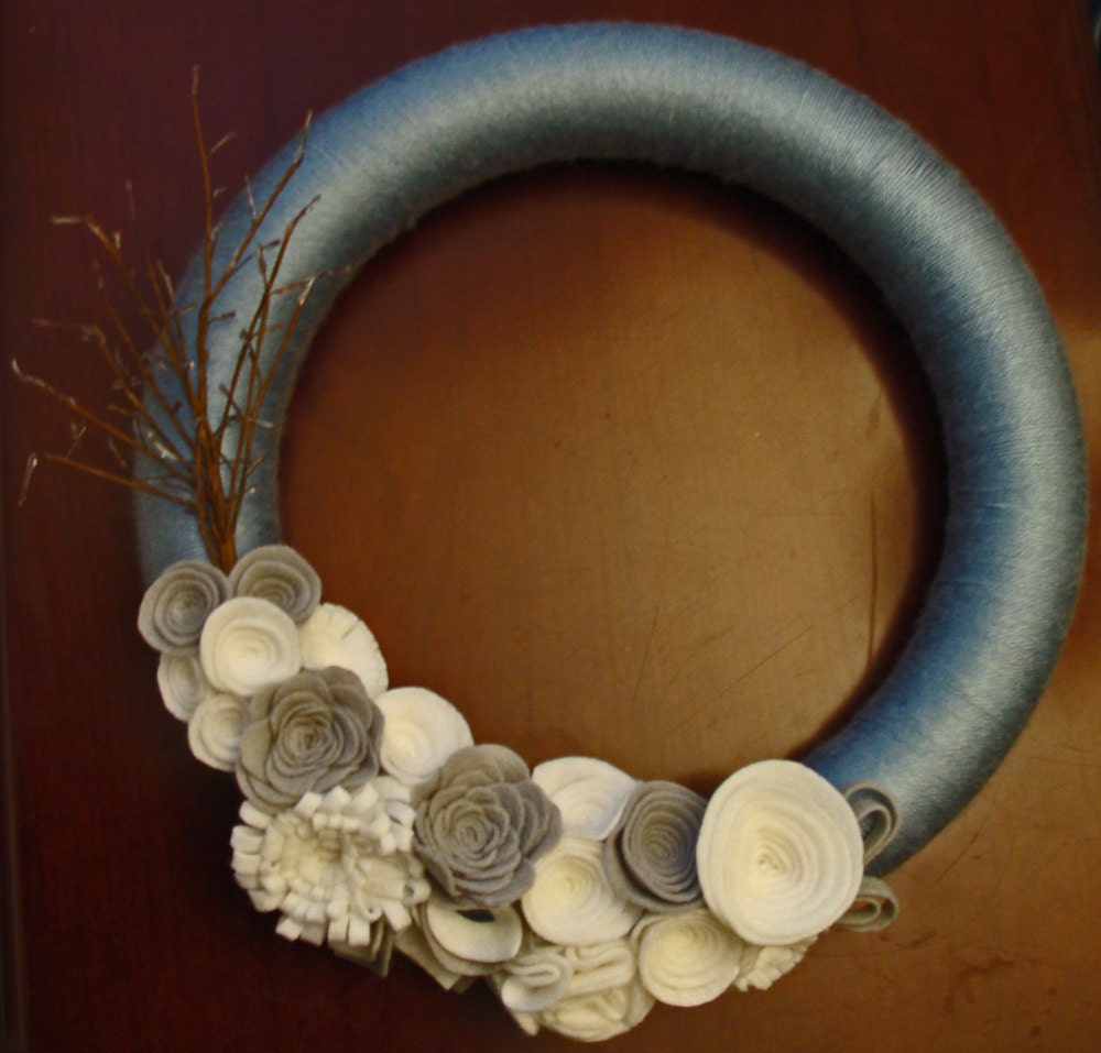 Christmas Wreath. Winter Wreath. Ice Wreath. Yarn & felt wreath. (W25)
