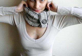 Infinity circle loop Neckwarmer / cowl / oatmeal natural chunky vintage button - Accessorise