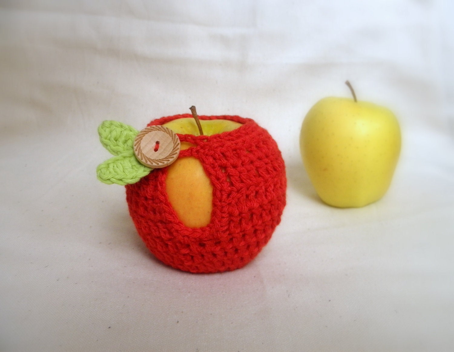 Apple cozy - red , green crochet sweater, lunch bag
