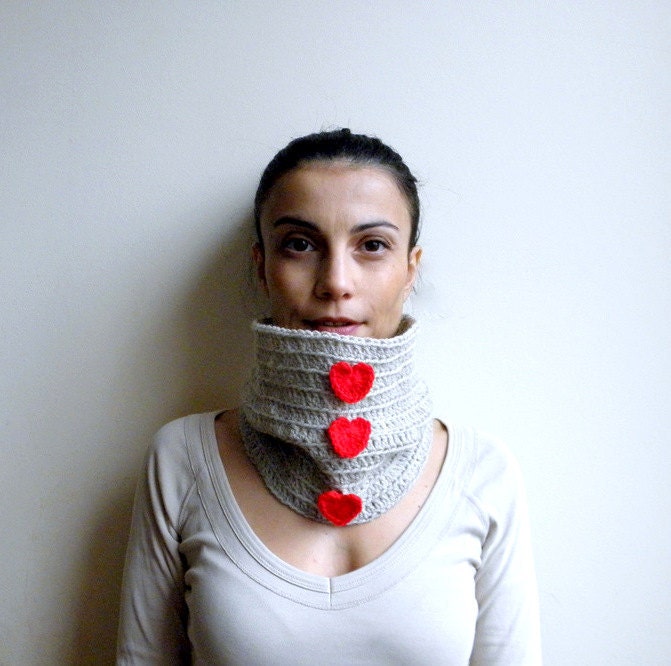 Neckwarmer / cowl / oatmeal natural chunky red heart circle