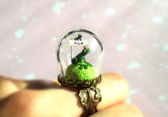 Green Ring "A Little Prince Frog want a kiss" - Spring ring with terrarium- glass globe