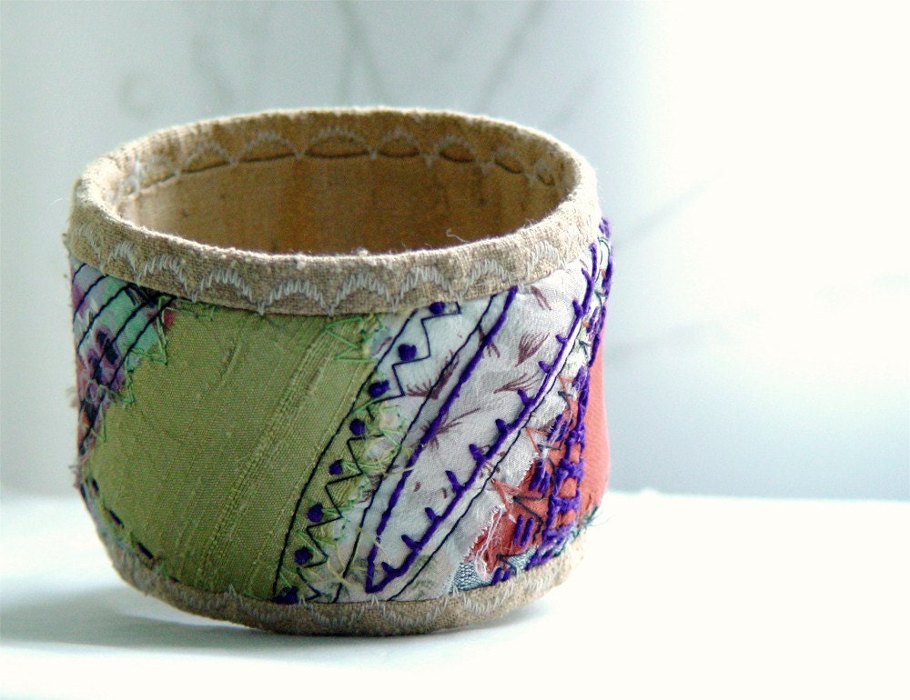 Embroidered quilted silk bracelet - Purple touch