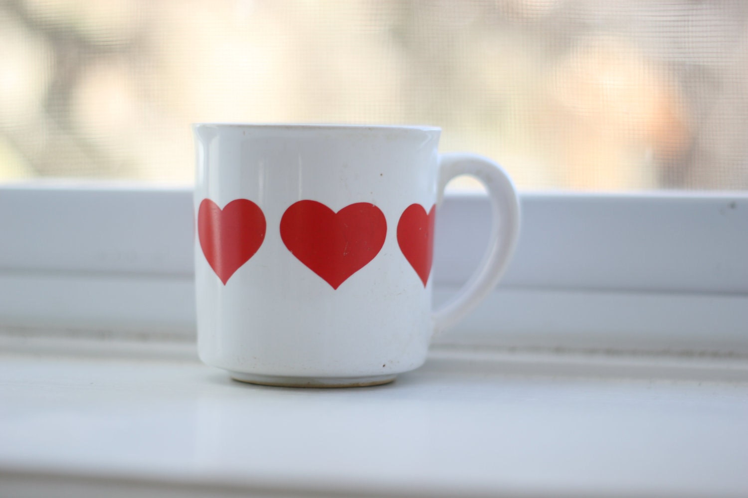 Corações vermelhos em caneca de café branco.  Café da manhã perfeito no Dia dos Namorados.