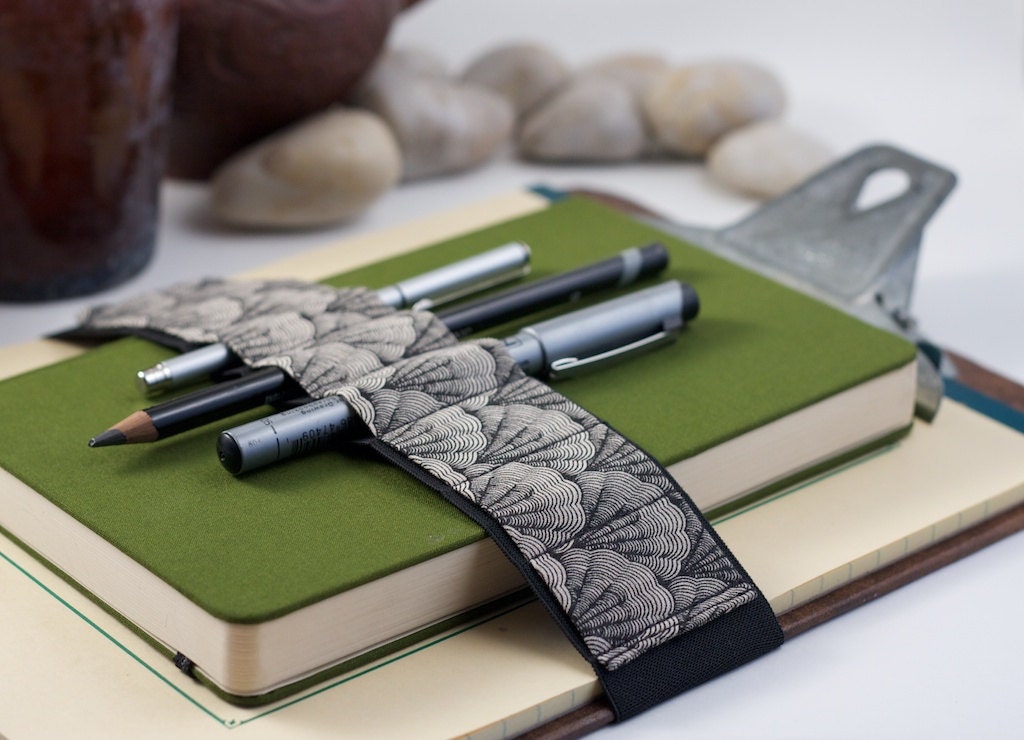 Journal Bandolier Large / replace your pencil case / Black and White Shells