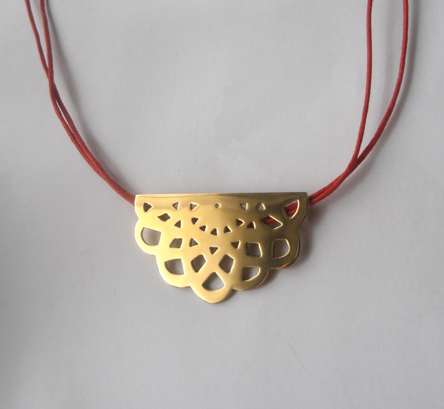 Napperon n3 - golden brass necklace with red/pink polished cotton cord by izzie tale