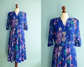 Vintage 80s dress / floral print / electric blue / pink lilac flowers / batwing sleeves / long / medium