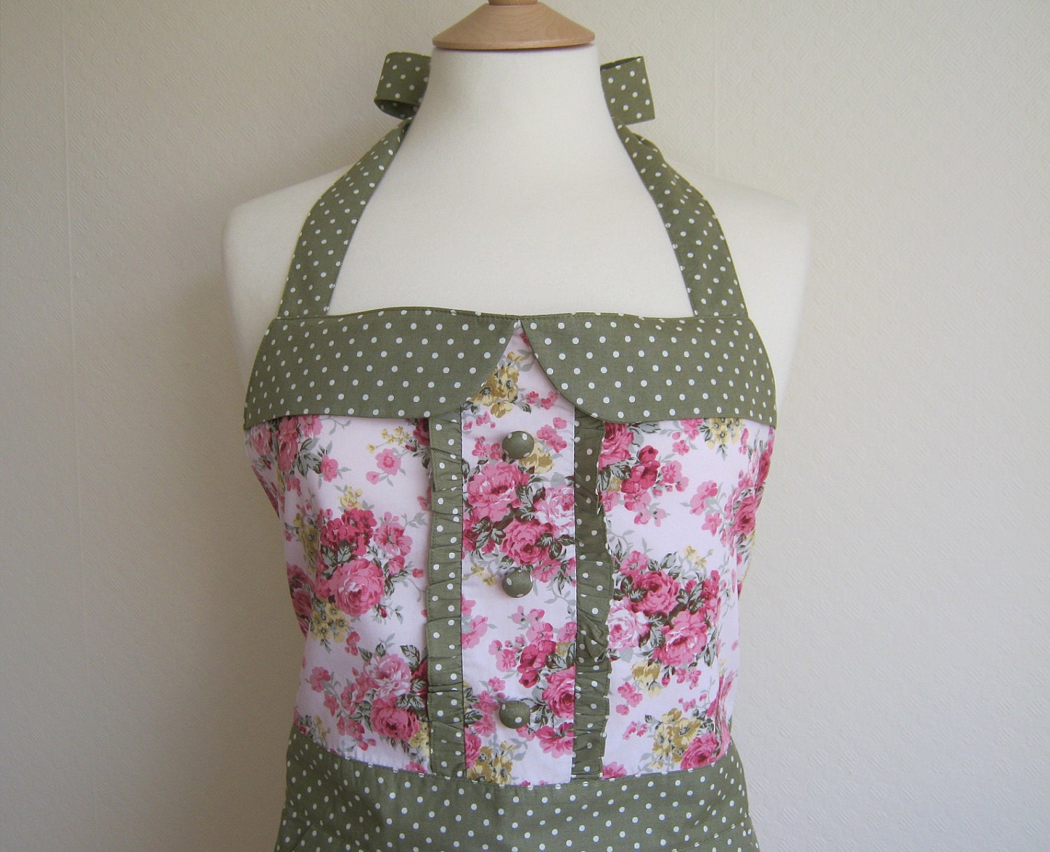 Retro apron country garden, pink floral patterned fabric perfectly combined with an olive green fabric with white polka dots, fully lined.