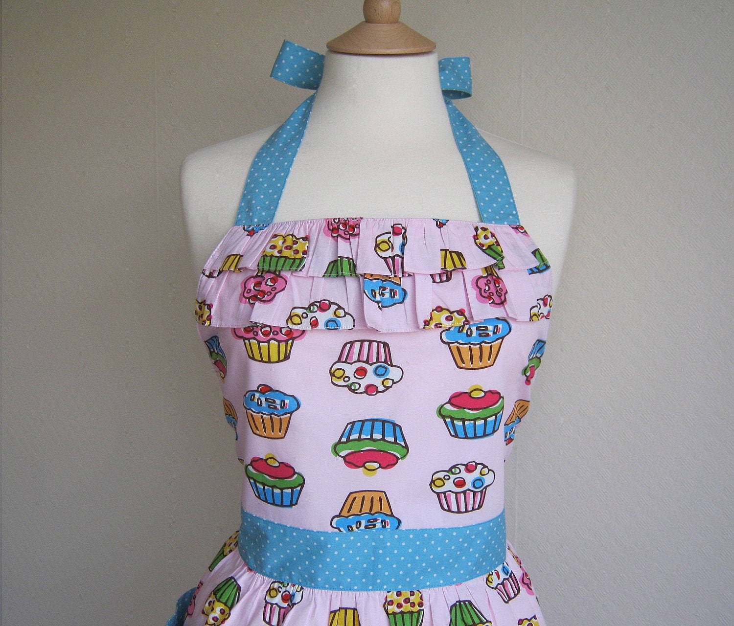 Retro apron with ruffles, Cupcakes pattern on a pink fabric. 1950s inspired, fully lined.