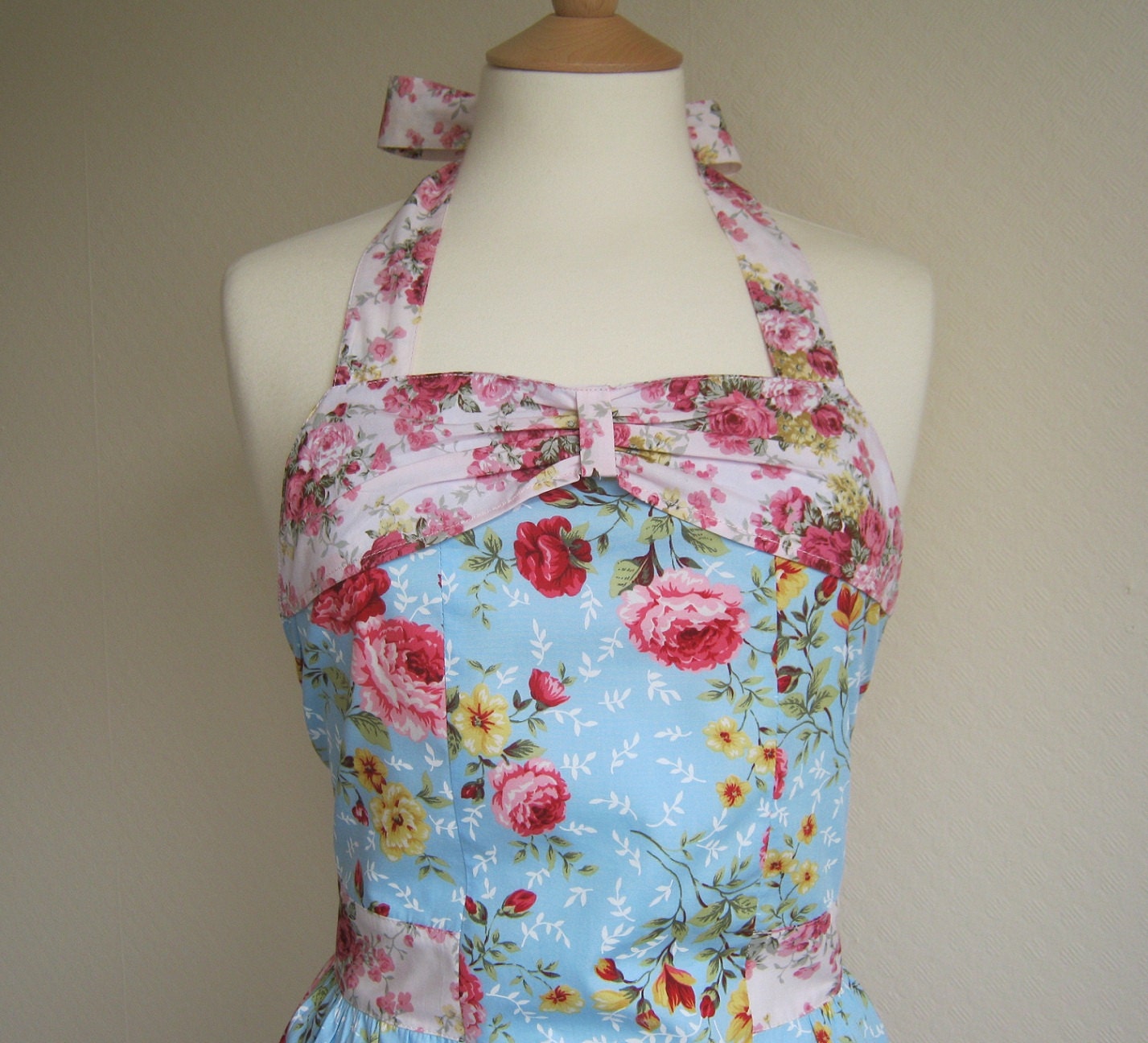 Retro apron with bow, vintage floral fusion pattern. 1950s inspired, fully lined.