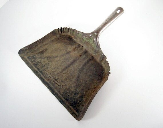 Vintage Kitchen Iron Metal Dust Pan F. W. by GoldenDaysAntiques