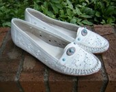 Vintage 1970s White ethnic tribal hippie bohemian size 6 moccasins