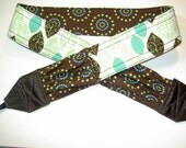 Leafy Mod Art Camera strap, reversible, 2 expandable pockets with stretchable elastic.