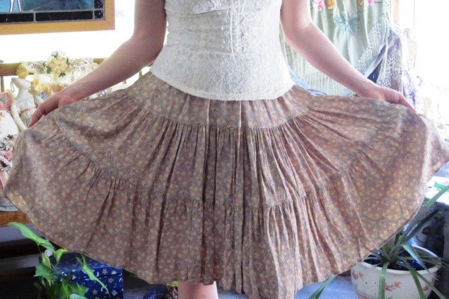 Three Tier Dancing SKIRT - Vintage Calico Rockabilly - SiZE - MEDium - LARGE