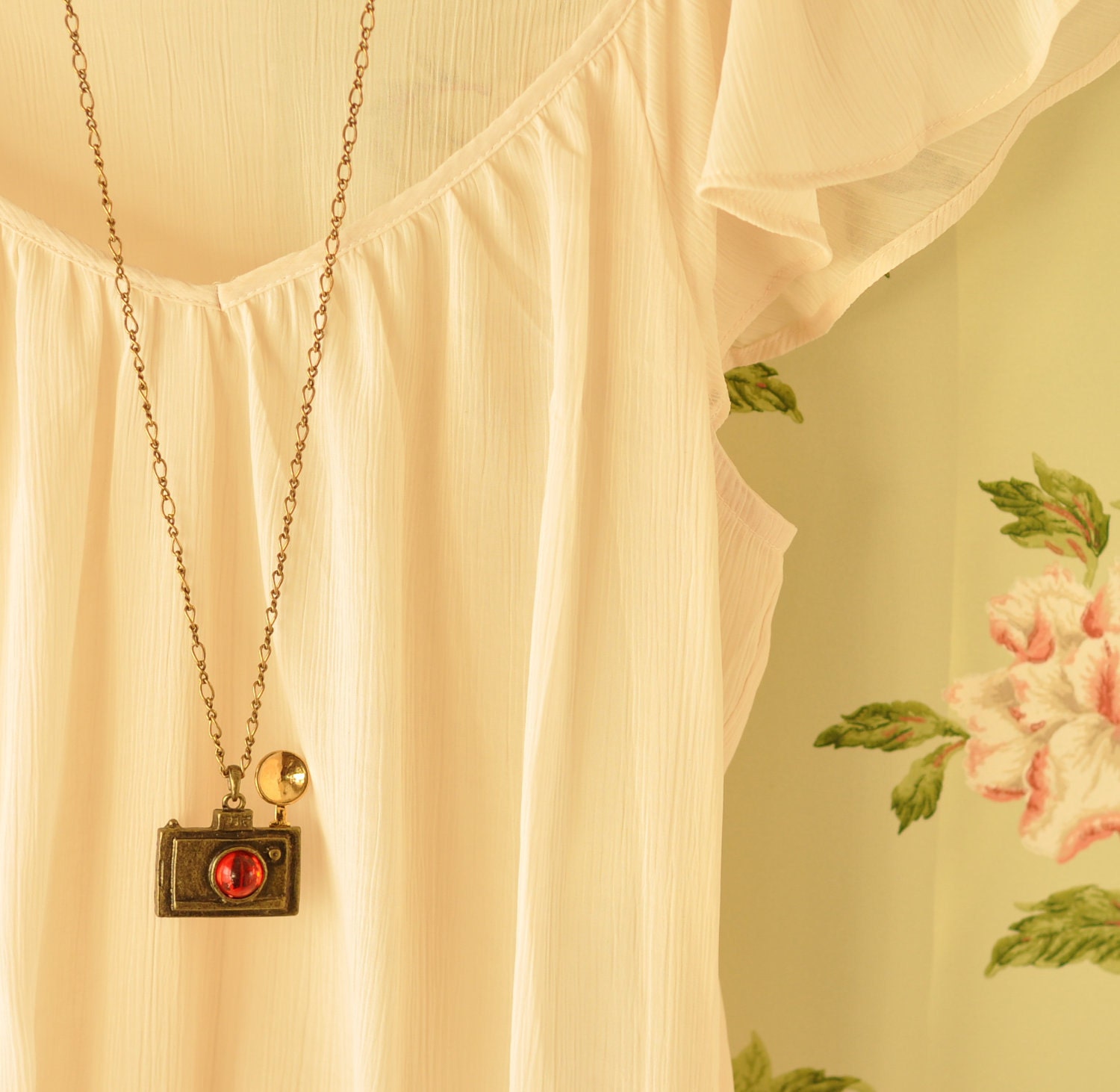 Dorothea Camera Pendant Necklace (Antique Bronze)