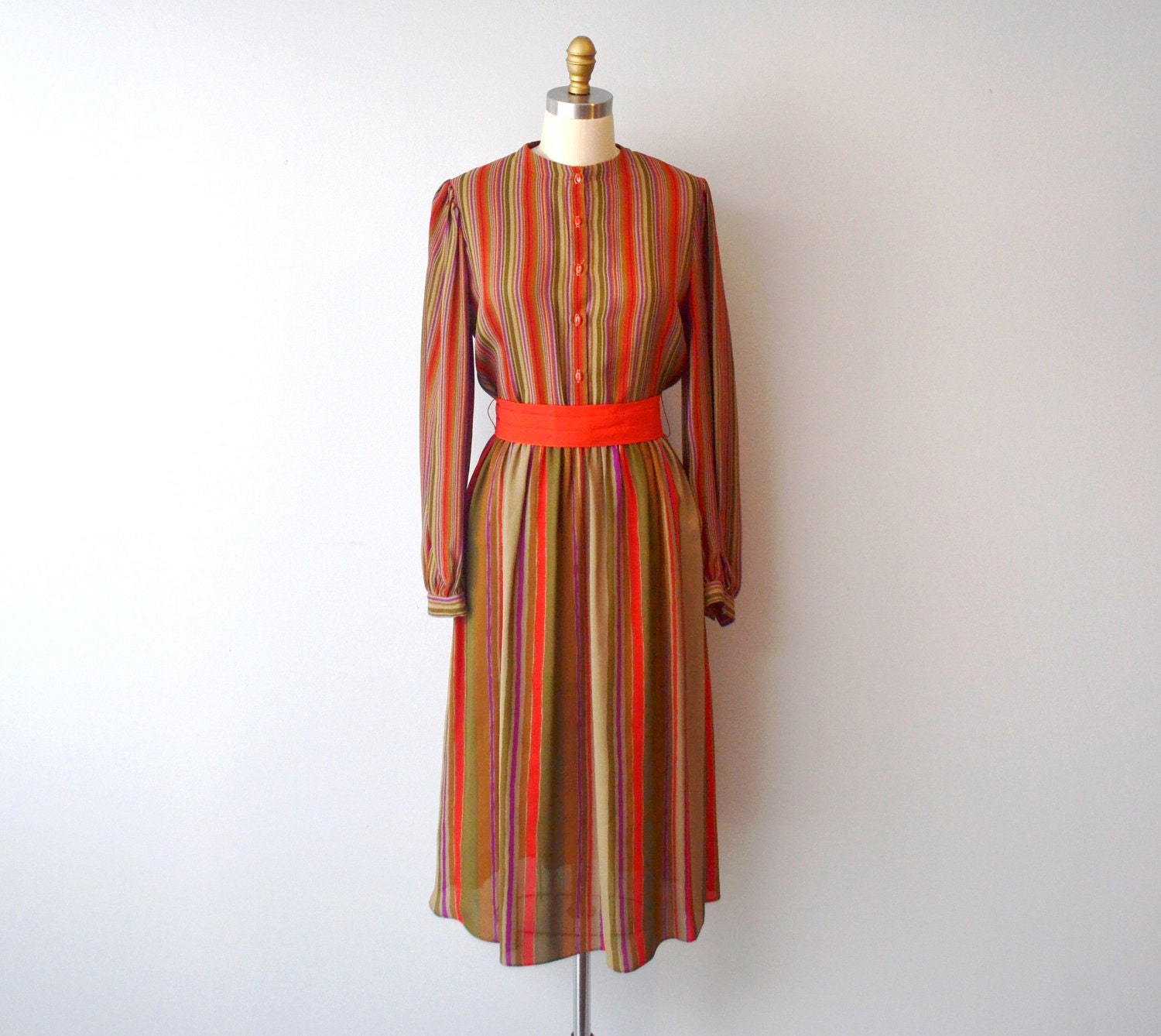 resreved for lasantoria....Vintage 1970s MUY dress size 6, light fabric. stripes