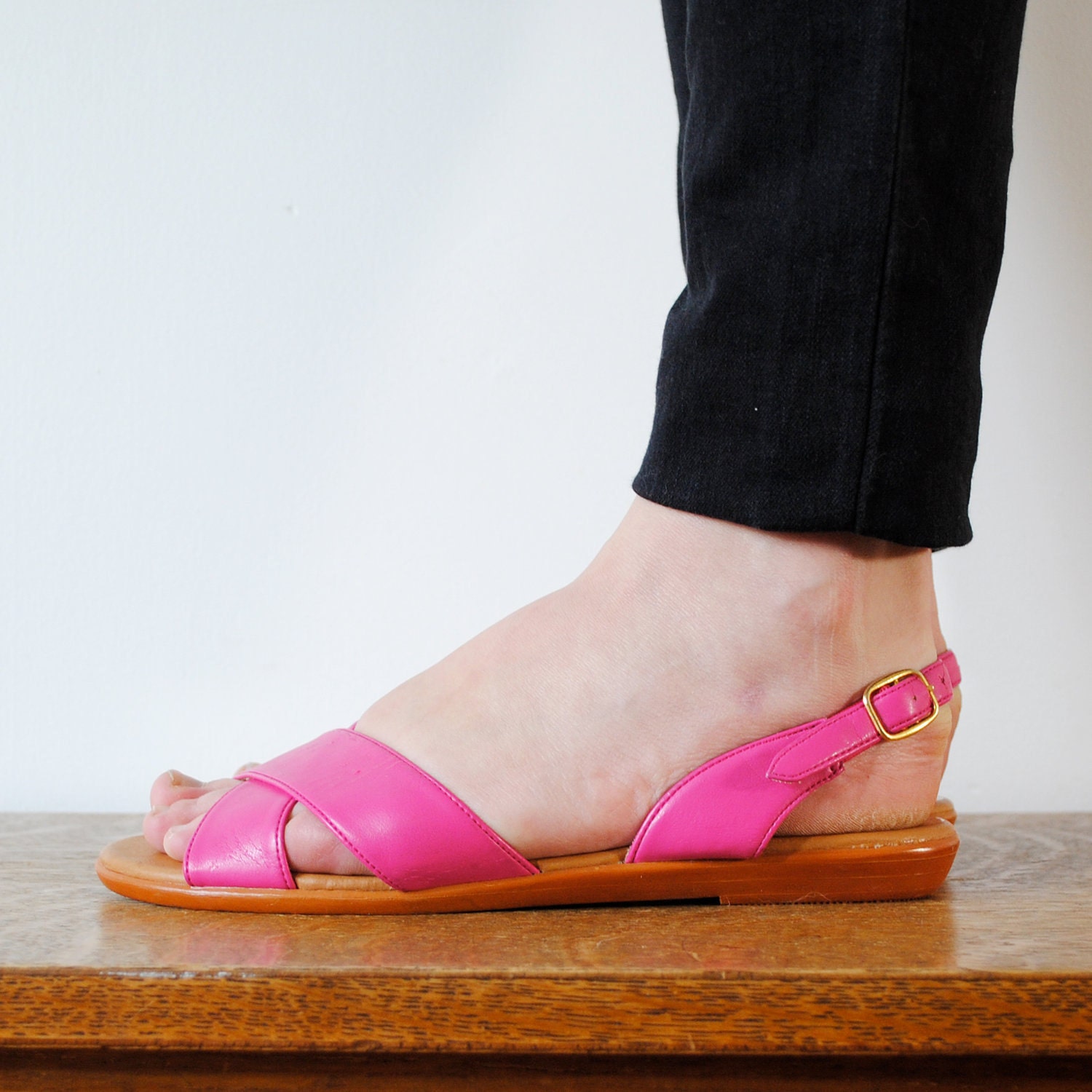vintage shoes / neon pink strappy sandals (size 8)