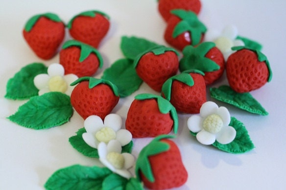 Gumpaste strawberries for cake decorating