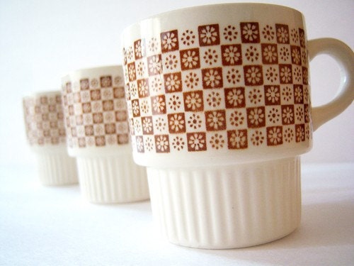 Vintage Retro brown/beige daisy grid mugs