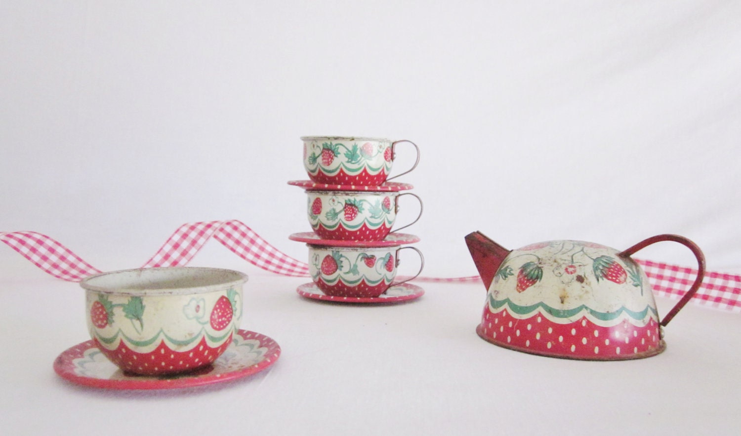 RESERVE REserVE Strawberry Wolverine Teapot Cups Sugar Bowl Kitchen 1950 Play Dishes Instant Collection